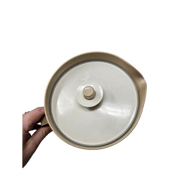 Vintage TUPPERWARE Harvest Tan 2 Quart Pitcher Push Button Lid Retro Plastic - Picture 5 of 5